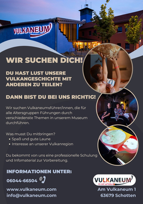 Werbeflyer mit der fettgedruckten Aufschrift Wir suchen dich!‘. Enthält dynamische Bilder von spannenden Mitmachaktionen. Im Hintergrund ist das Gebäude des Vulkanmuseums in warmem Abendlicht zu sehen. Kontaktdaten und das Museumslogo sind unten abgebildet.